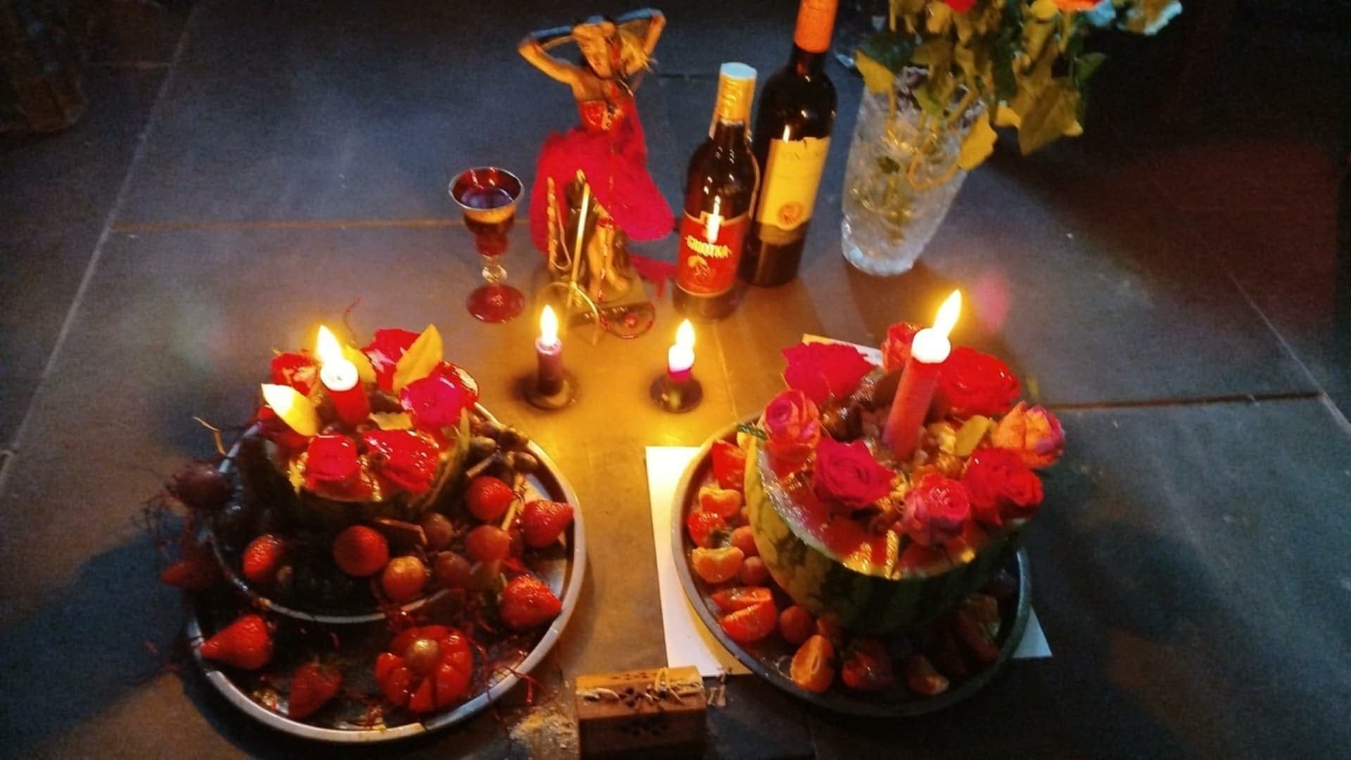 Rituál magie lásky se svíčkami, růžemi a ovocem